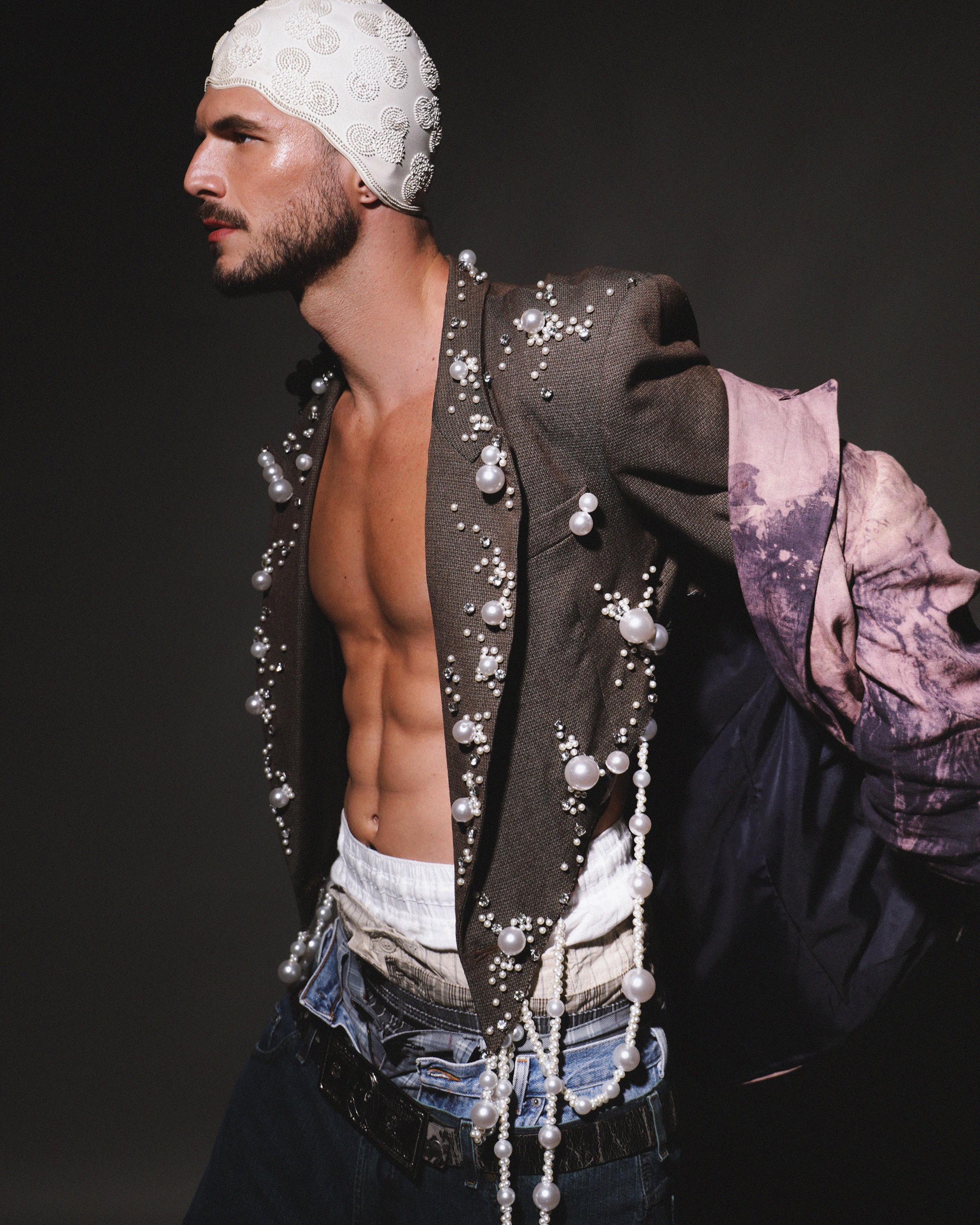 Alex Trevelin em perfil com jaqueta bordada de pérolas e styling de Michael Juvêncio