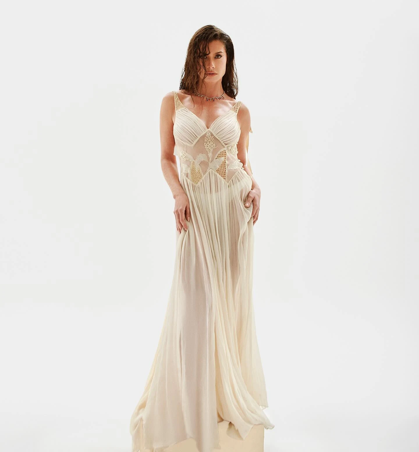 Alinne Moraes posa com vestido longo off-white plissado e styling de Michael Juvêncio