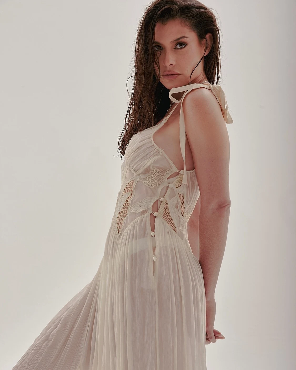 Alinne Moraes em vestido off-white com transparência e amarração no ombro