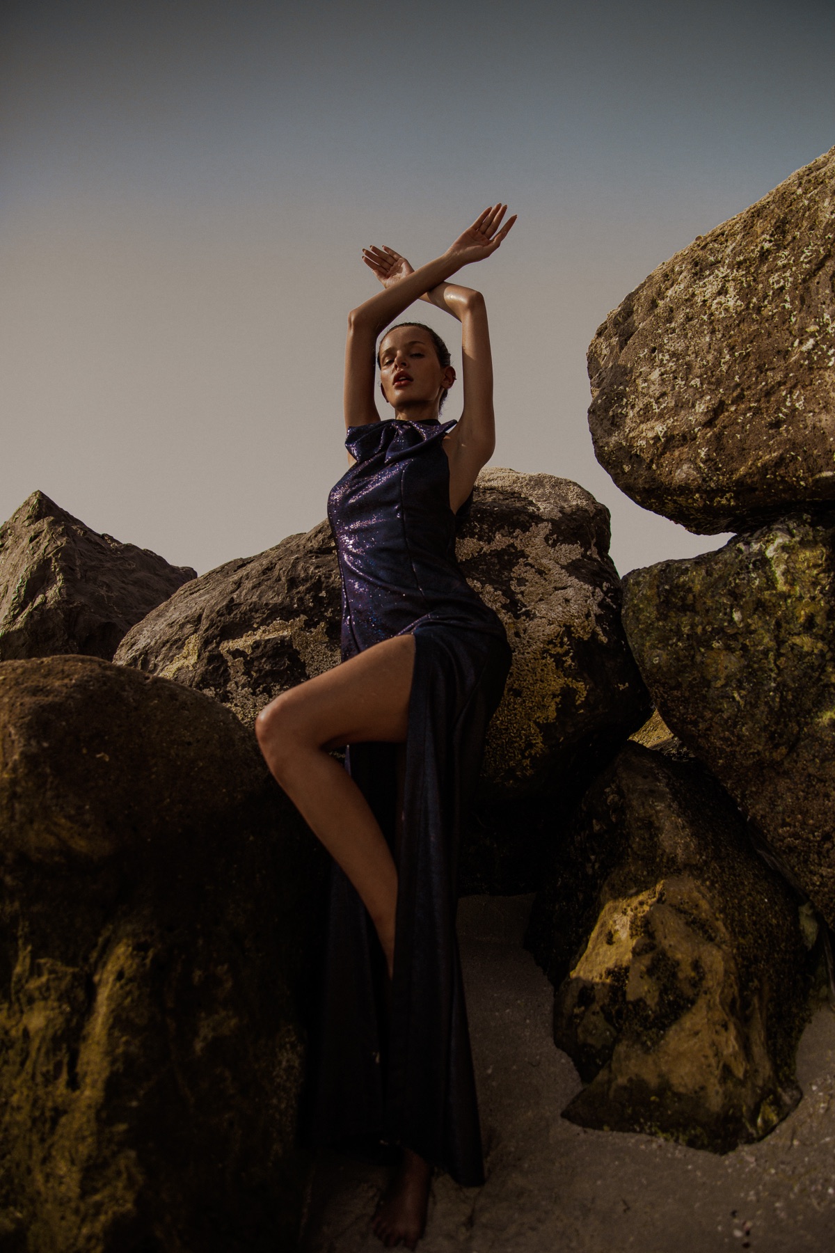 Fernanda Olive para Fabiana Milazzo com styling de Michael Juvêncio em paisagem rochosa