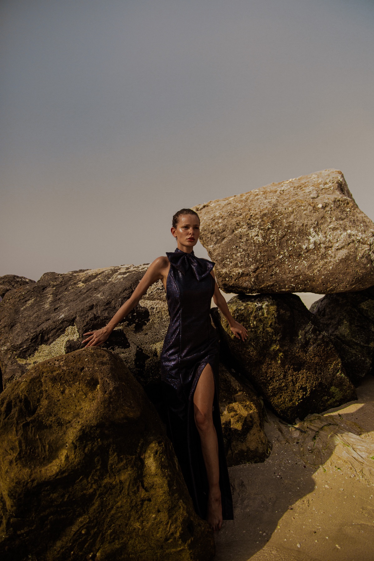 Fernanda Olive em vestido Fabiana Milazzo diante de paisagem mineral
