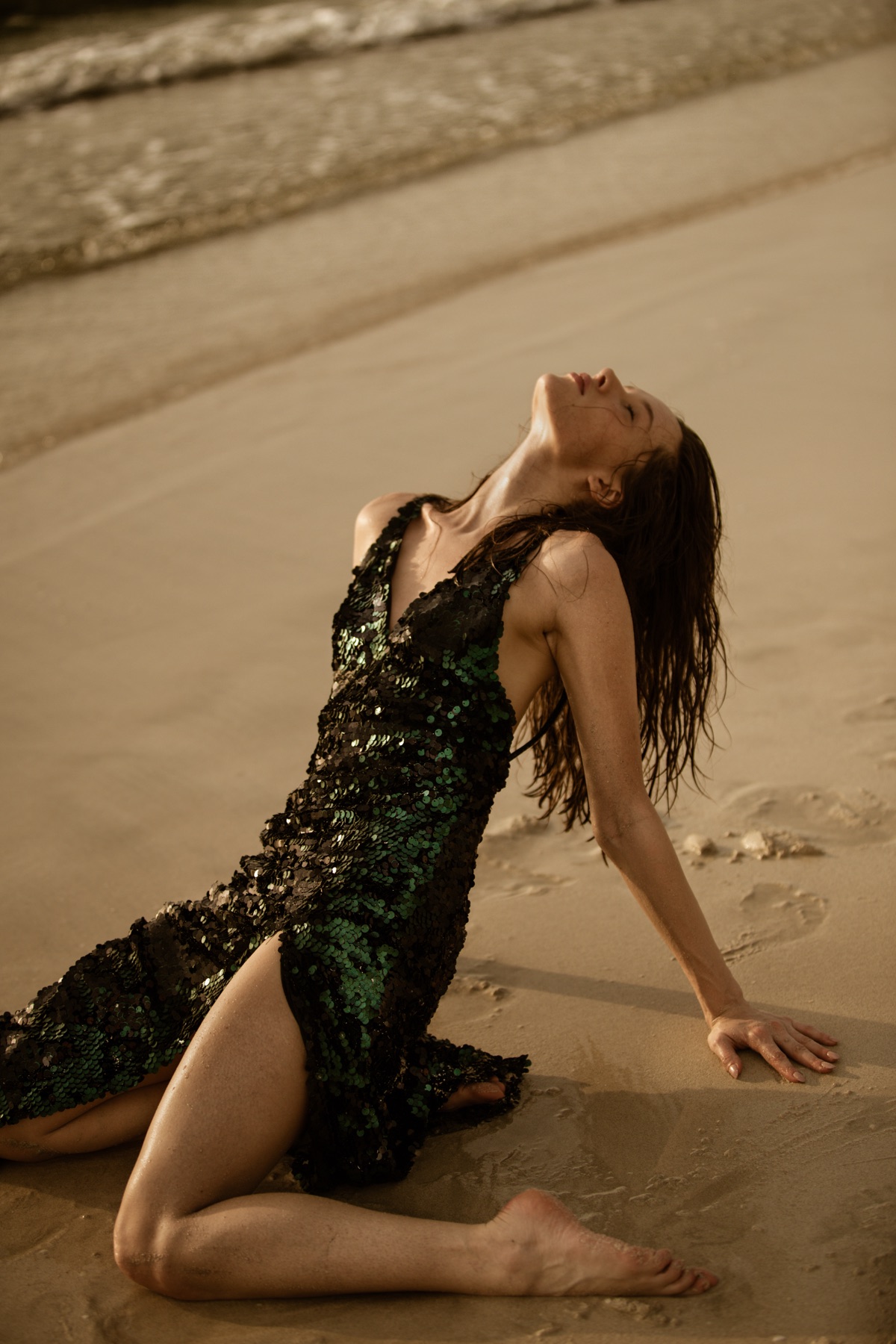 Fernanda Olive em vestido bordado Fabiana Milazzo na areia