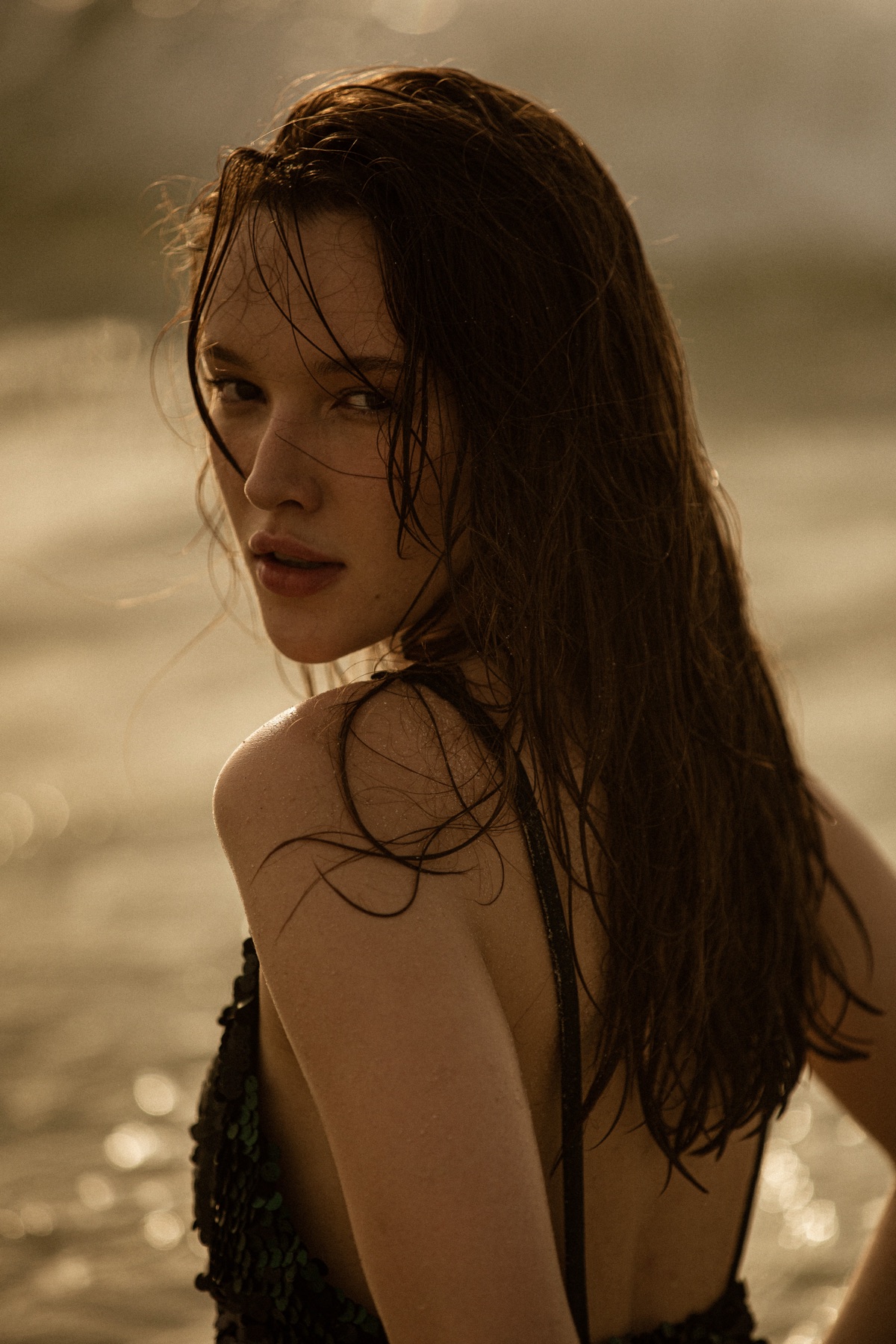 Retrato de Fernanda Olive com cabelo molhado em editorial Fabiana Milazzo