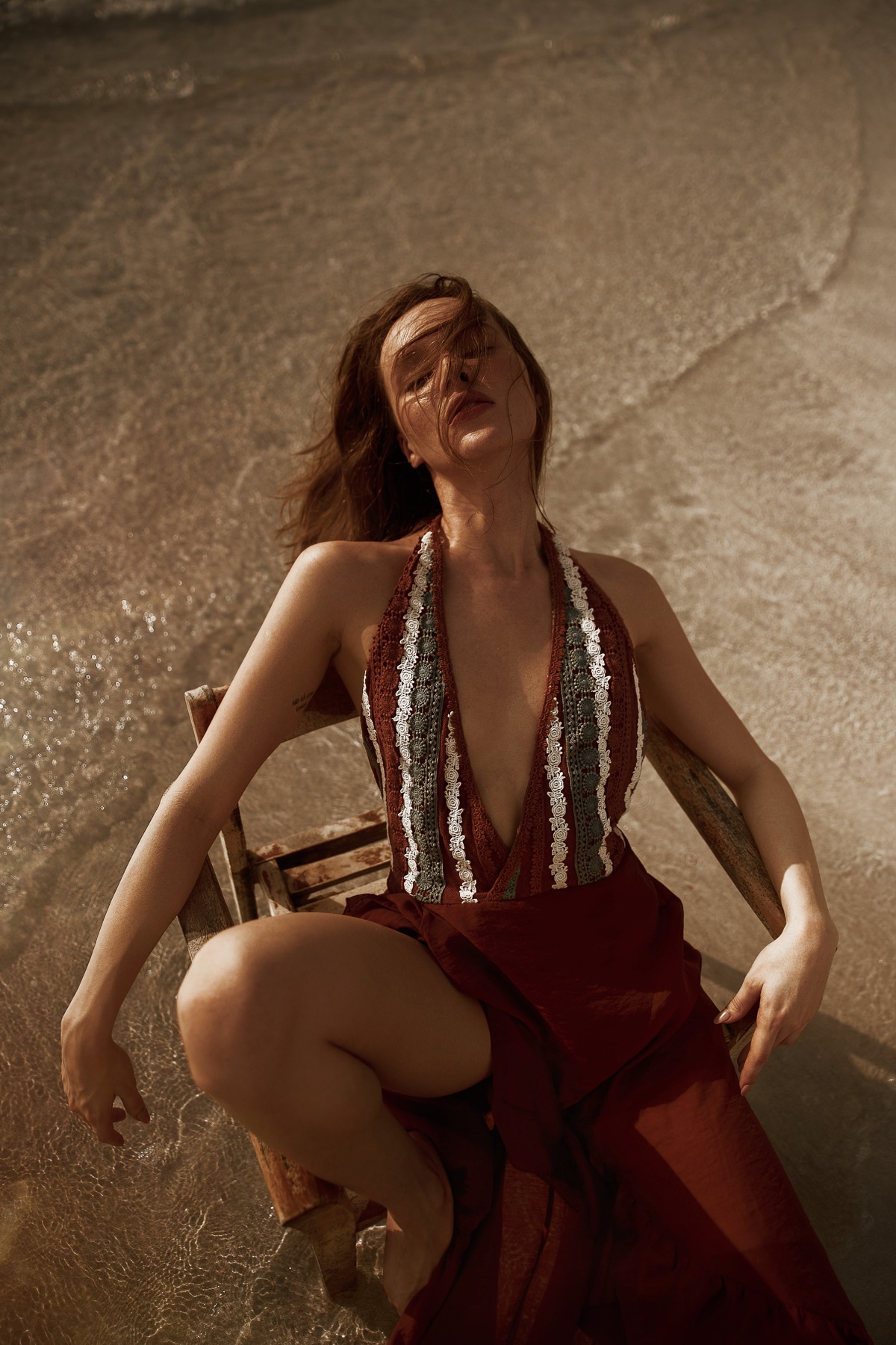 Fernanda Olive em vestido vermelho Fabiana Milazzo na praia