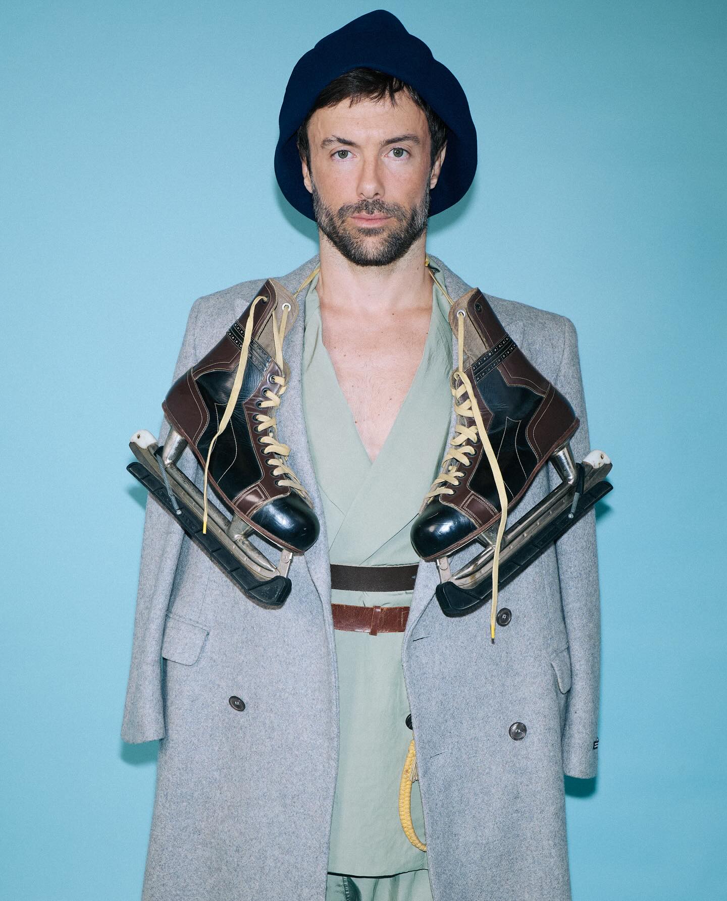 Kayky Brito em look com patins vintage