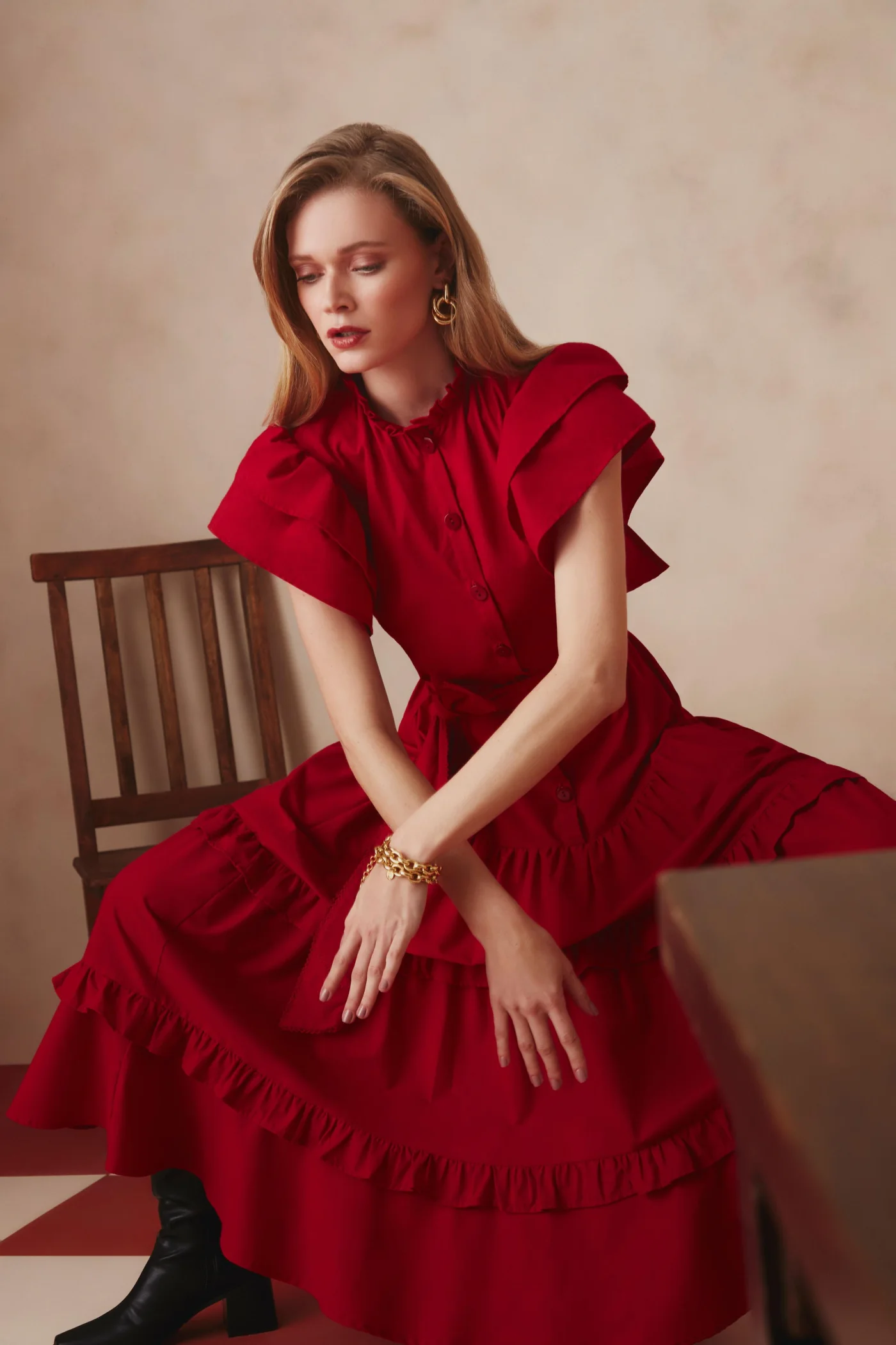 Modelo Thais Custodio em vestido vermelho para Lalibela com styling de Michael Juvêncio