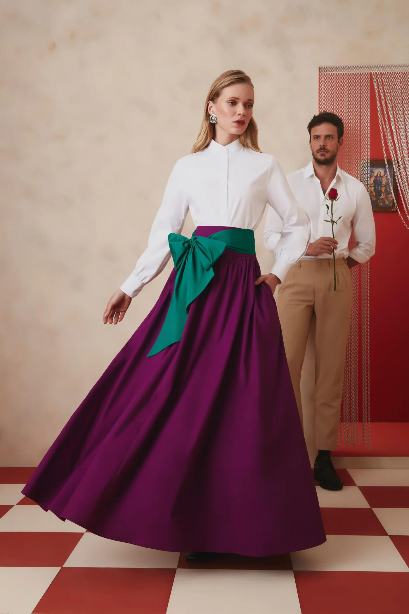 Thais Custodio em camisa branca e saia roxa com laço verde para Lalibela