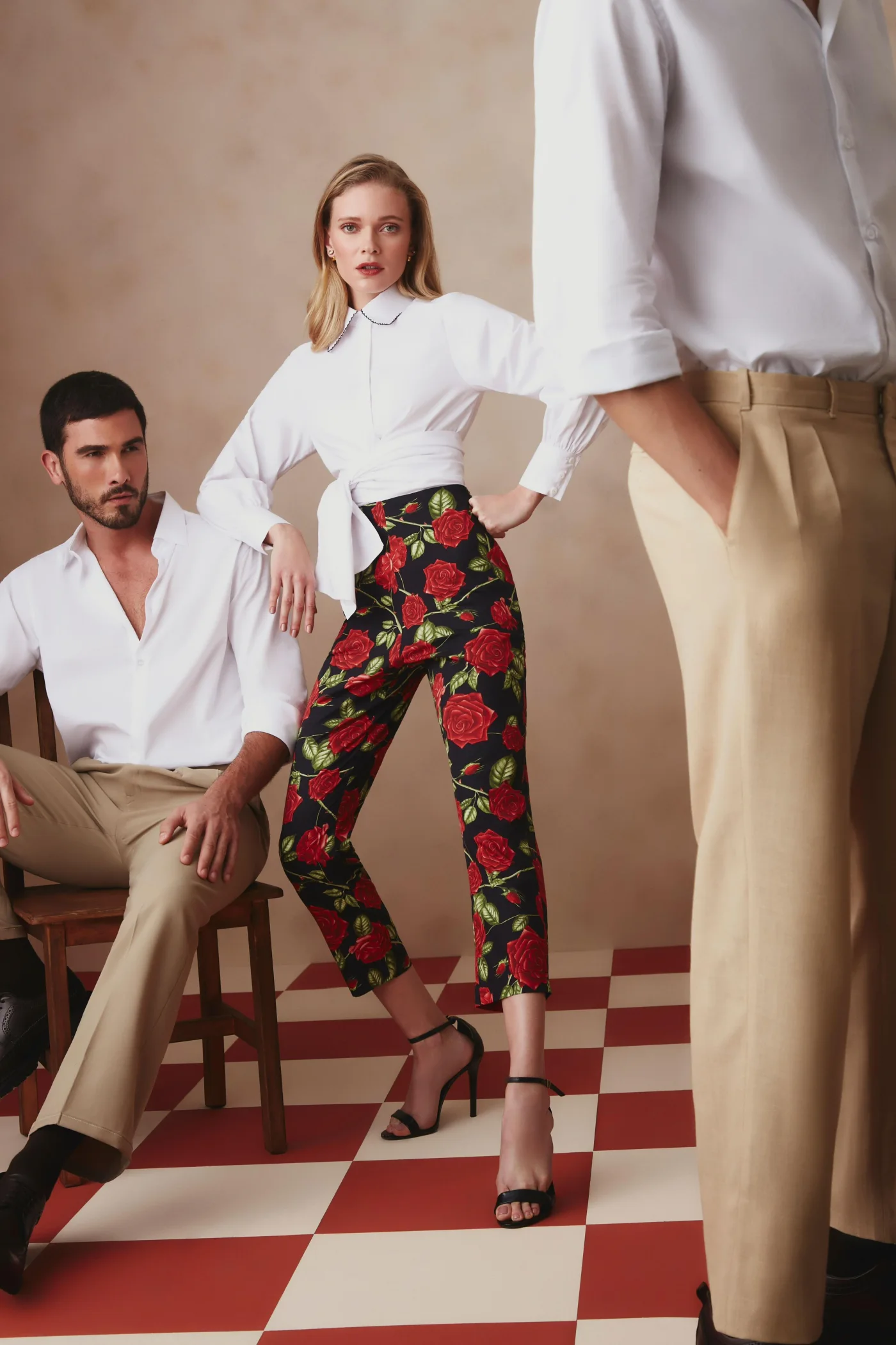 Thais Custodio em calça floral preta com rosas vermelhas para Lalibela