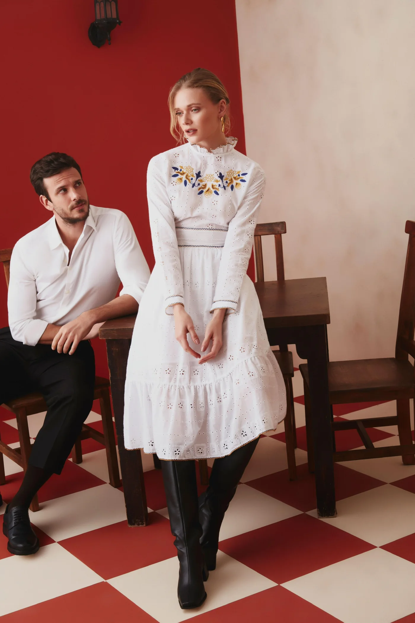 Thais Custodio em vestido branco bordado no cenário vermelho e creme de Lalibela
