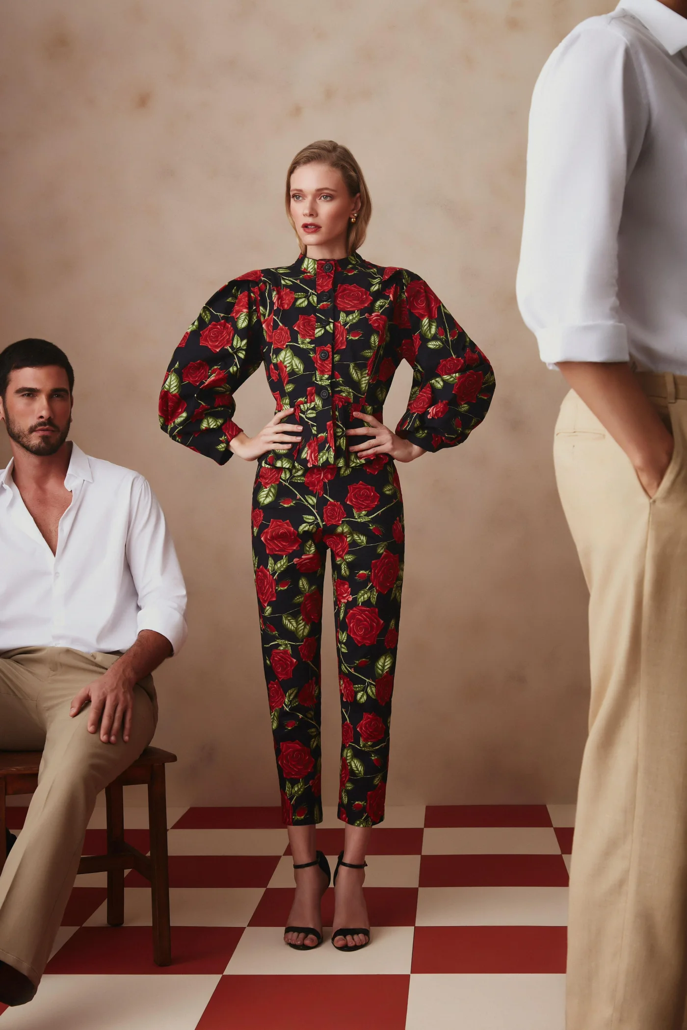 Thais Custodio em conjunto floral preto com rosas vermelhas para Lalibela