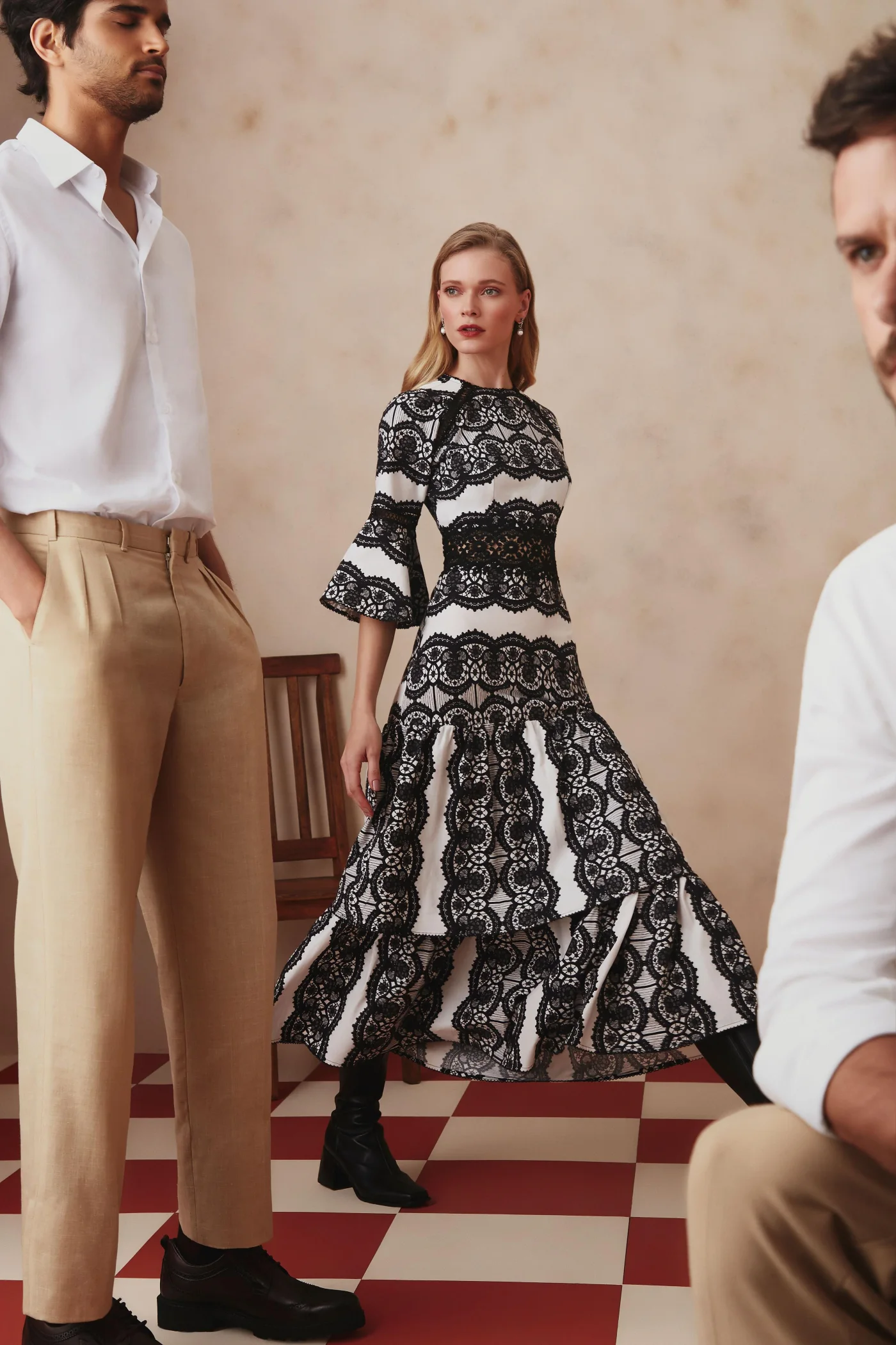Thais Custodio em vestido preto e branco rendado com modelos masculinos