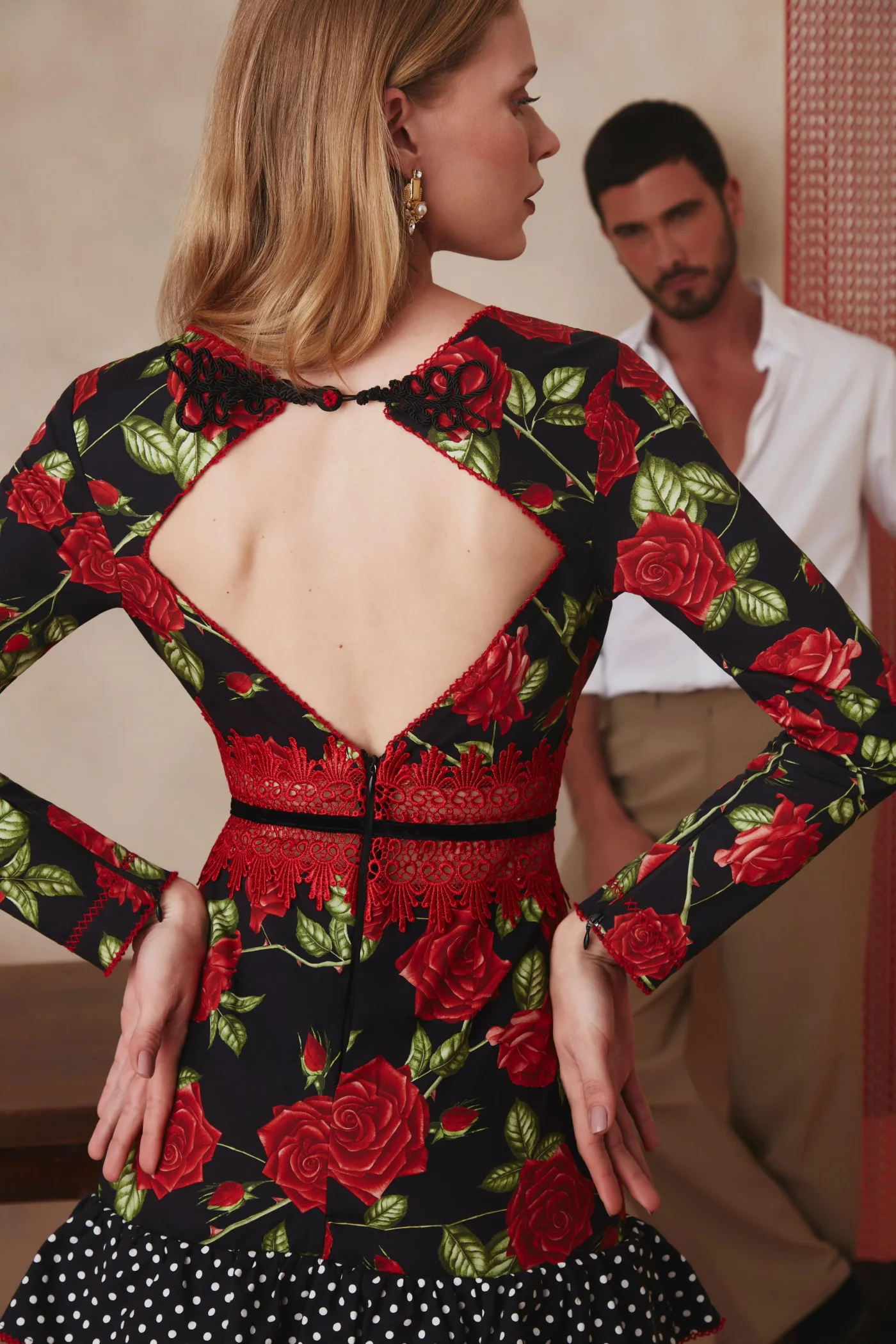 Detalhe das costas do look floral preto com rosas vermelhas para Lalibela