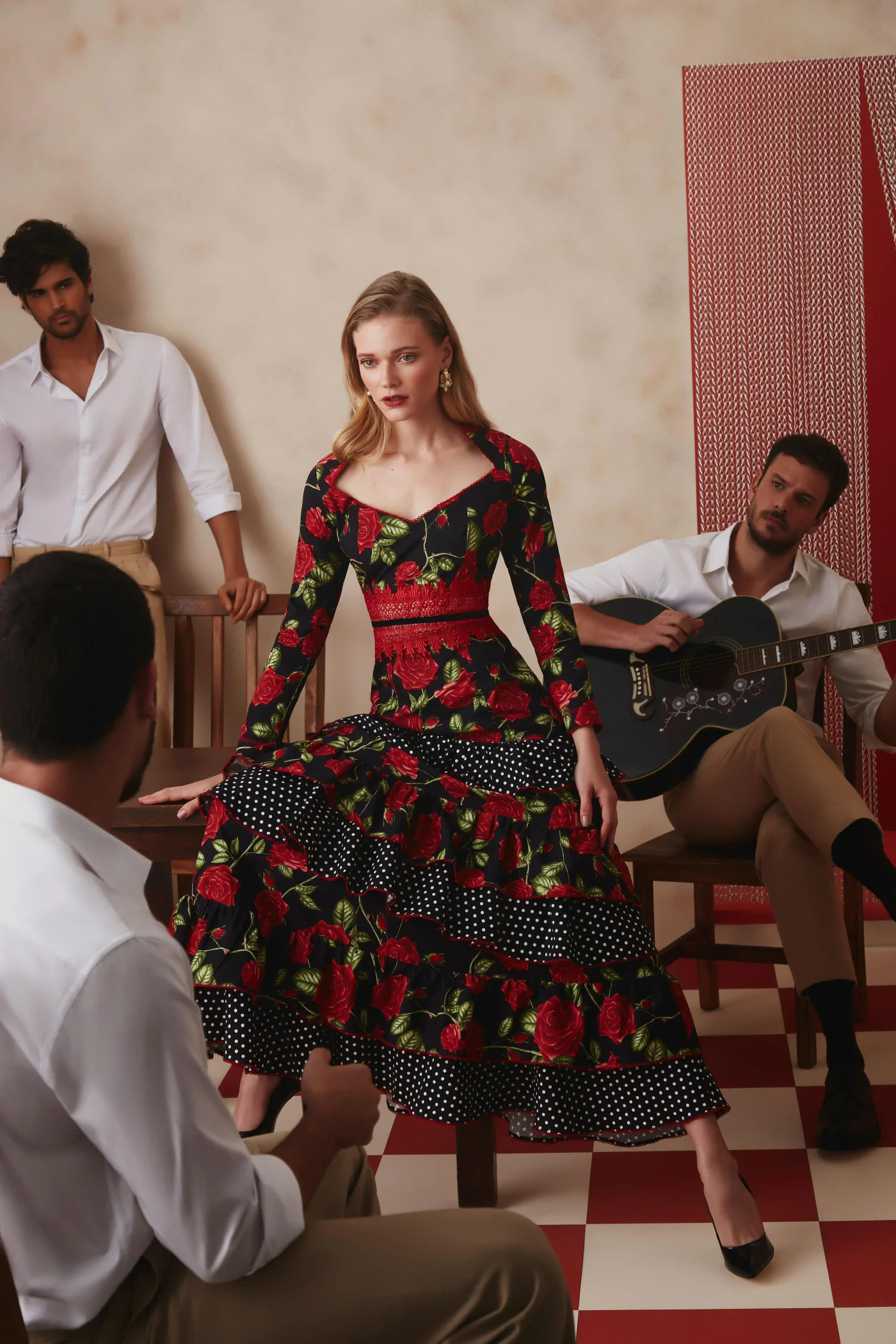 Thais Custodio em vestido floral preto e vermelho com modelos masculinos