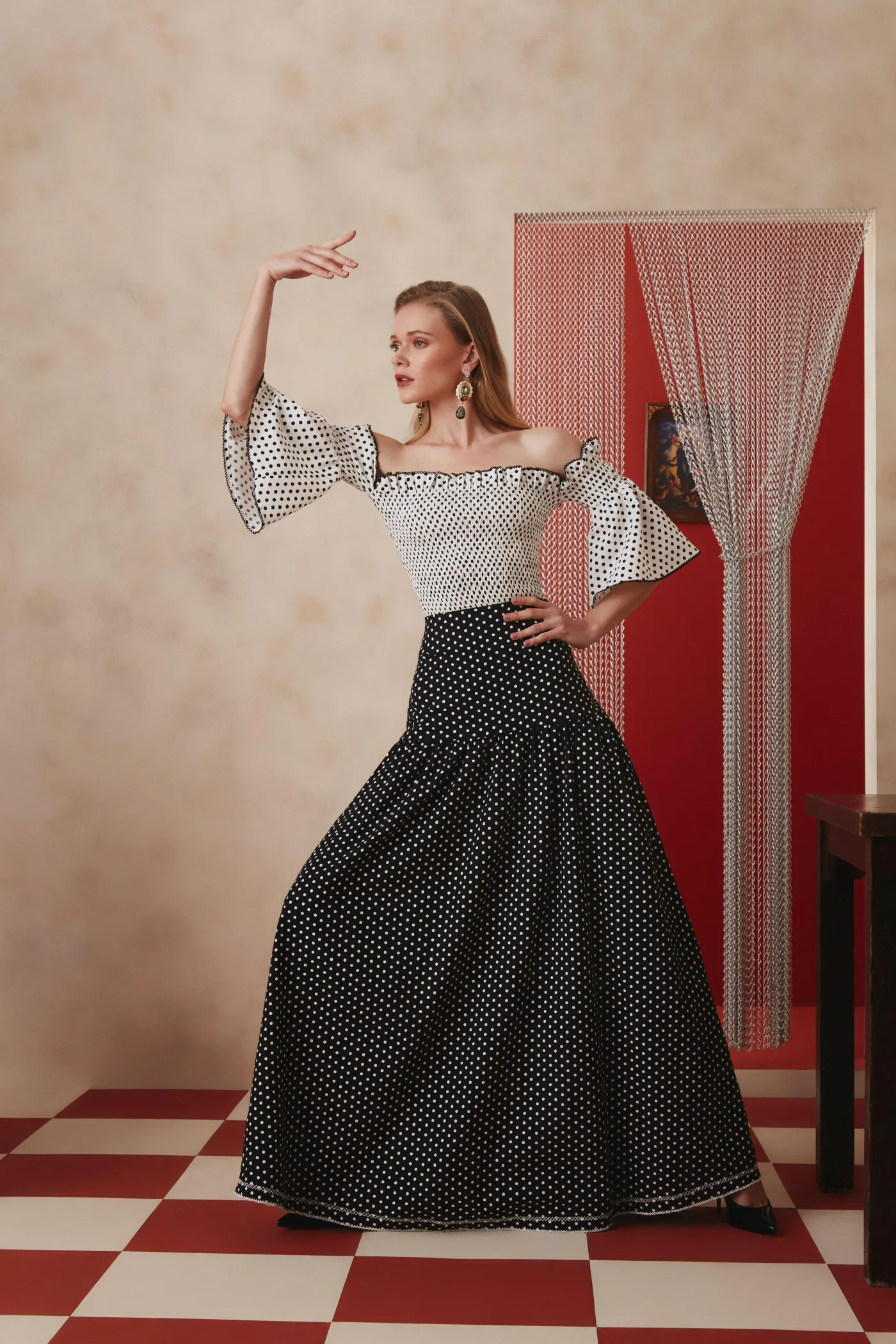 Thais Custodio em look preto e branco de poás para Lalibela