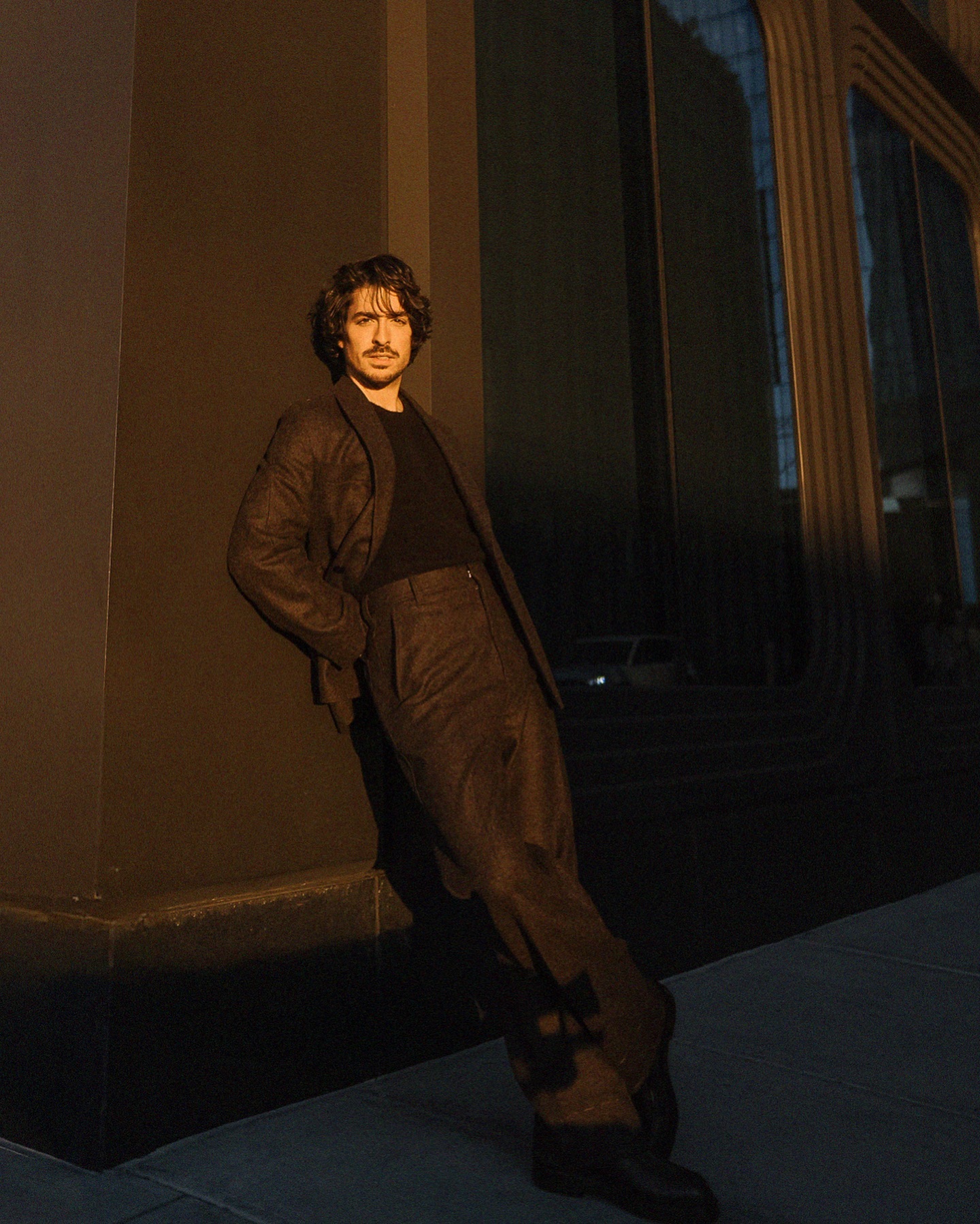 Rafael Gasparini em look Zegna com luz urbana